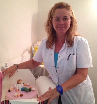 La Dra. Borràs con un obsequio "personalizado" de una paciente.